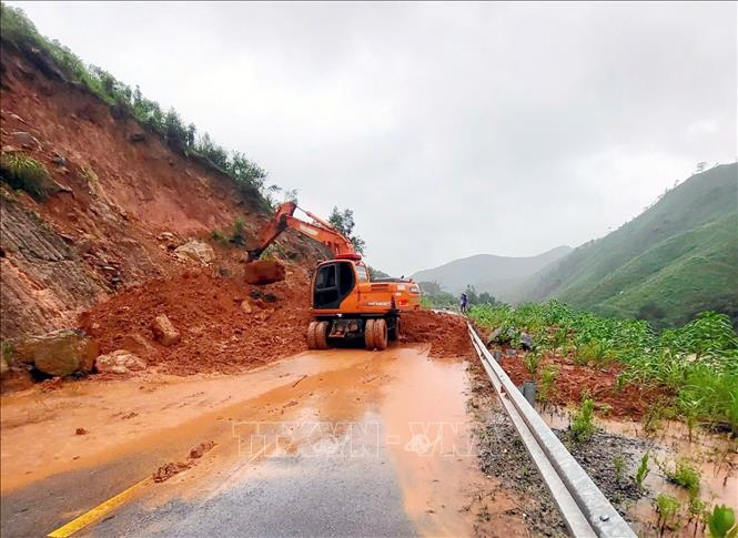 Bão số 4 liên tục đổi hướng, di chuyển chậm trên vùng biển phía Đông Bắc đặc khu Bạch Long Vĩ